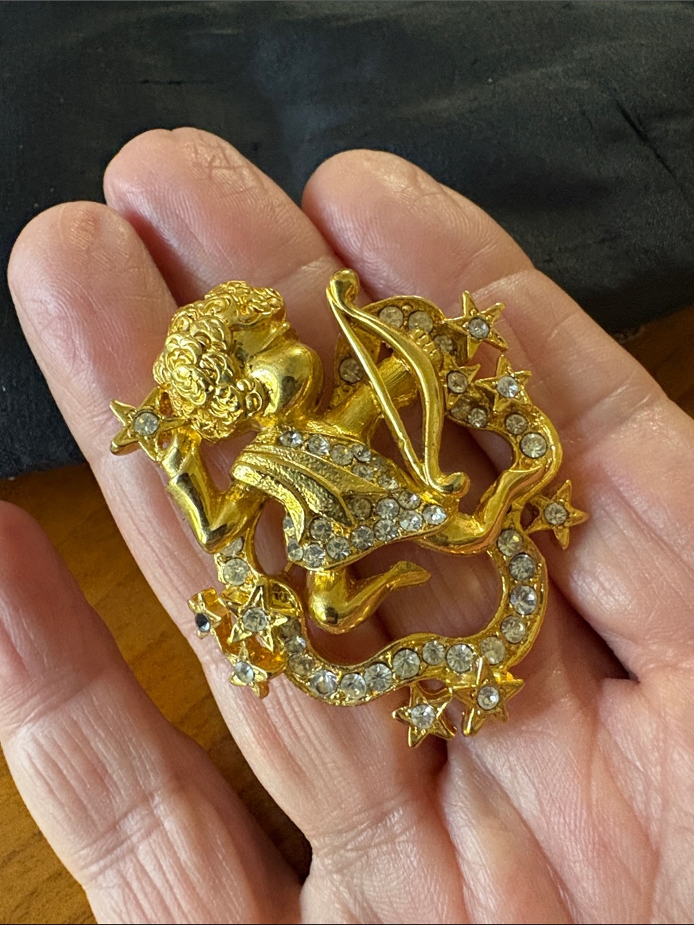 VTG Linda Dano Gold-tone Cherub/Cupid Brooch with Clear Rhinestones - Picture 7 of 7